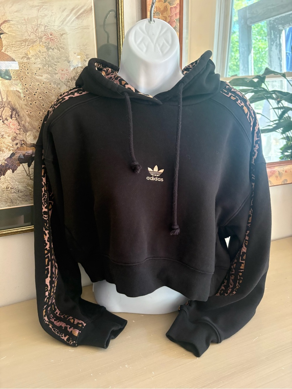 Adidas Originals Logo Leopard Print Cropped Hoodie in black - Picture 3 of 6
